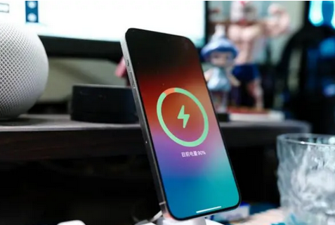 都兰苹果15换屏服务分享用什么充电器给iPhone15充电更好 